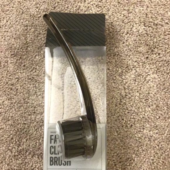 2 ways of removing make up & everyday buildup from your face. - Picture 3 of 4